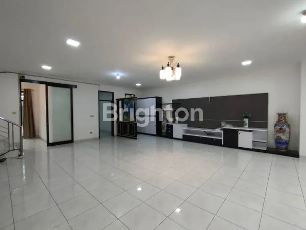 image RUMAH SIAP HUNI FULL RENOVASI DAN STRATEGIS DEKAT KE TENGAH KOTA (1)