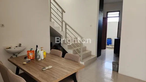 image RUMAH 2 LANTAI SIAP HUNI DAERAH LAKARSANTRI DEKAT PAKUWON MALL LONTAR MENGANTI UNESA (2)