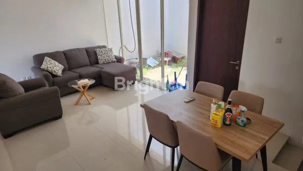 image RUMAH 2 LANTAI SIAP HUNI DAERAH LAKARSANTRI DEKAT PAKUWON MALL LONTAR MENGANTI UNESA (5)