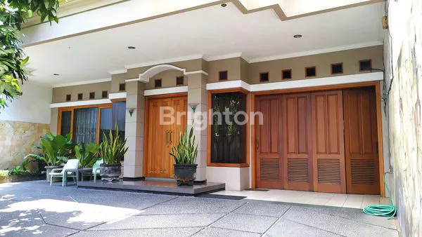 image RUMAH MEWAH 2 LANTAI JALAN UTAMA KEDIRI (1)