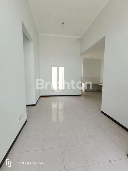 image RUMAH POJOK ADA PARKIRAN MOBIL DILUAR DAN CARPORT (1)