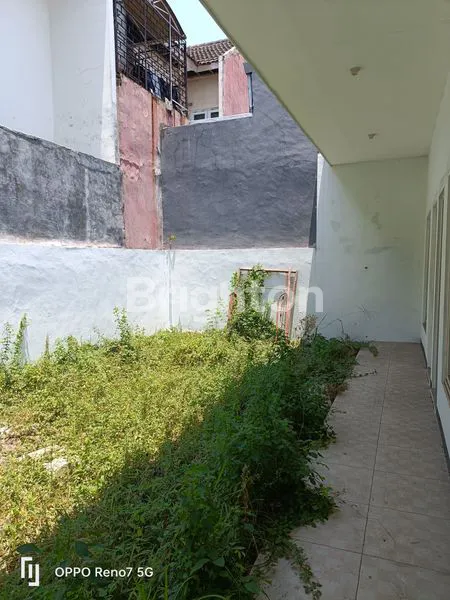 image RUMAH POJOK ADA PARKIRAN MOBIL DILUAR DAN CARPORT (8)