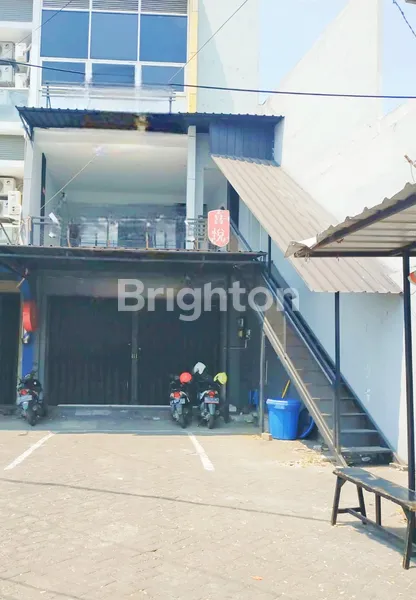 image \"RUKO UKURAN 6.5 M X 16 M, DEKAT KAMPUS WM DENGAN HALAMAN PARKIR YANG LUAS POSISI STRATEGIS DI JALAN UTAMA BOROBUDUR – IDEAL UNTUK USAHA ANDA!\" (1)