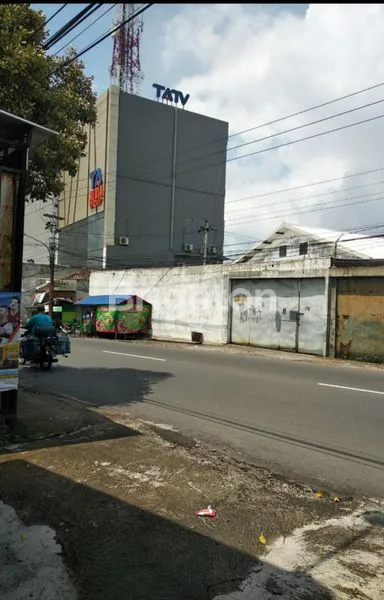 image GUDANG + KANTOR PINGGIR JALAN UTAMA BRIGJEN KATAMSO SOLO, DEKAT STASIUN TA TV. LEBAR DEPAN +/- 17 METER (1)