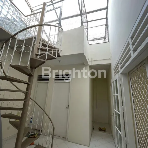 image RUMAH 1 LT HOOK DAN LOKASI STRATEGIS DI SUTOREJO TENGAH SURABAYA (6)