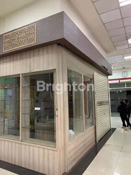 STAND MALL MATOS DEPAN PINTU PARKIR MOBIL