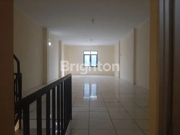 image RUKO 3 LANTAI SIAP HUNI DENGAN LOKASI STRATEGIS PINGGIR JALAN DEPOK (7)