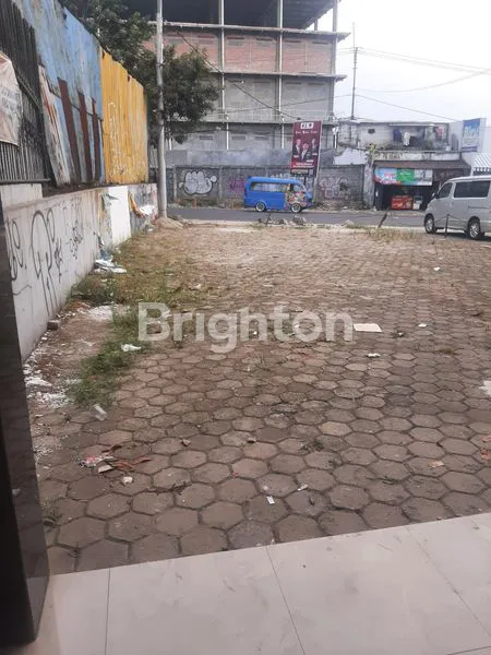 image RUKO 3 LANTAI SIAP HUNI DENGAN LOKASI STRATEGIS PINGGIR JALAN DEPOK (5)
