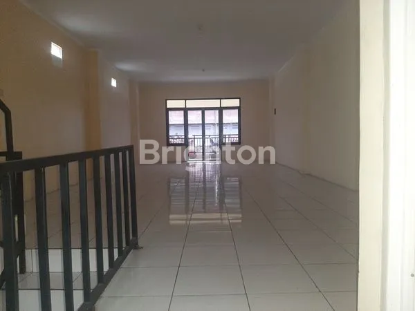 image RUKO 3 LANTAI SIAP HUNI DENGAN LOKASI STRATEGIS PINGGIR JALAN DEPOK (8)