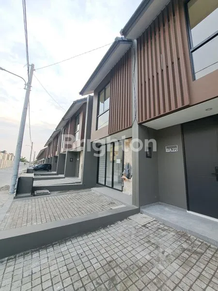 image RUMAH 2 LANTAI CENTRAL PARK MERR SIAP HUNI, 500 METER-AN KE RAYA MERR STRATEGIS (1)