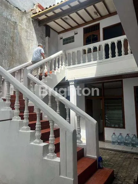 image RUMAH MEGAH 2 LANTAI KAMAR BANYAK LOKASI STRATEGIS CIDENG, JAKARTA PUSAT (3)