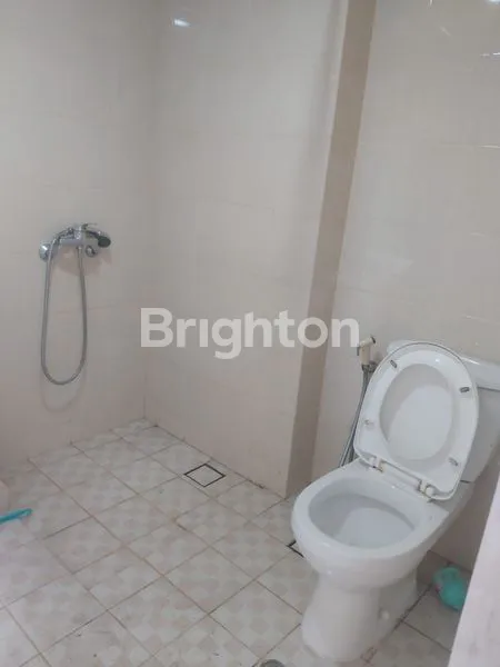 image JUAL CEPAT! APARTMENT BERKELEY FULL FURNISH KOMPLIT! LOKASI TERBAIK DEKAT UNIVERSITAS CIPUTRA, HOKKY, DLL (3)