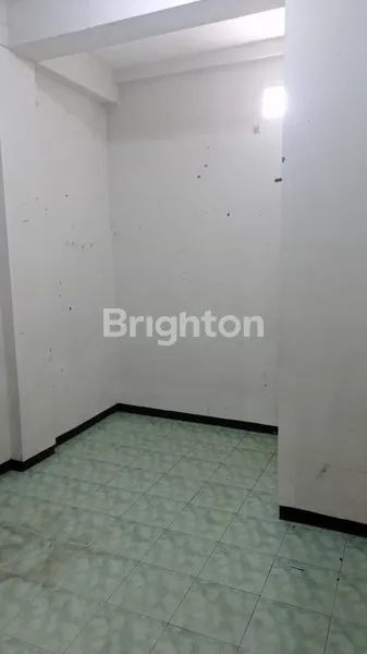 image DIJUAL RUMAH KOST 10 KAMAR TIDUR DI YOGYA SELATAN, JALAN KAKI HANYA 2 MENIT KE GERBANG UNIVERSITAS COKROAMINOTO (2)