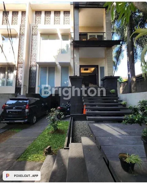 MODERN TROPICAL HOUSE 3 LANTAI DI LOKASI STRATEGIS