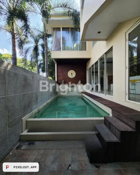 image MODERN TROPICAL HOUSE 3 LANTAI DI LOKASI STRATEGIS (2)