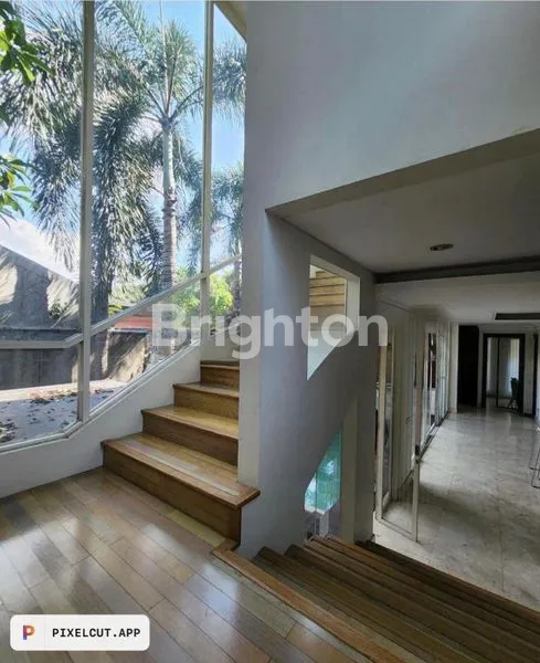 image MODERN TROPICAL HOUSE 3 LANTAI DI LOKASI STRATEGIS (3)