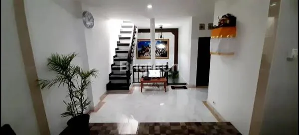 image RUMAH MEWAH BERTINGKAT DI JALAN SULI DENPASAR (2)