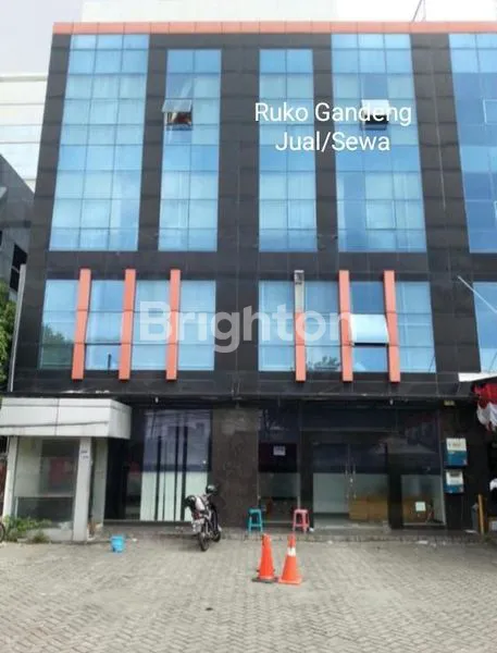 GEDUNG JALAN PANJANG JAKARTA BARAT 4,5 LANTAI PLONG UKURAN 12 X 30 PINGGIR JALAN RAYA, STRATEGIS, COCOK UNTUK PERKANTORAN, EKSPEDISI, ONLINE SHOP, DLL MINL SEWA 2 THN