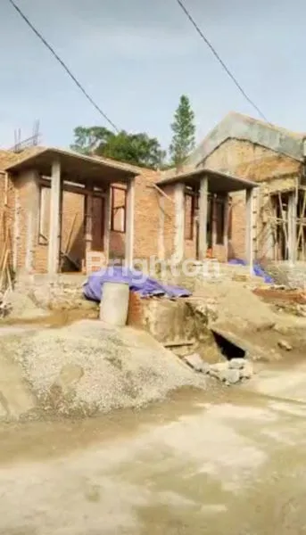 image DI JUAL RUMAH 2 LANTAI. HARGA SANGAT TERJANGKAU. DENGAN KUALITAS BAHAN YANG SANGAT BAIK. DI MINATI OLEH BANYAK ORANG. JALANAN SUDAH DI COR. (5)