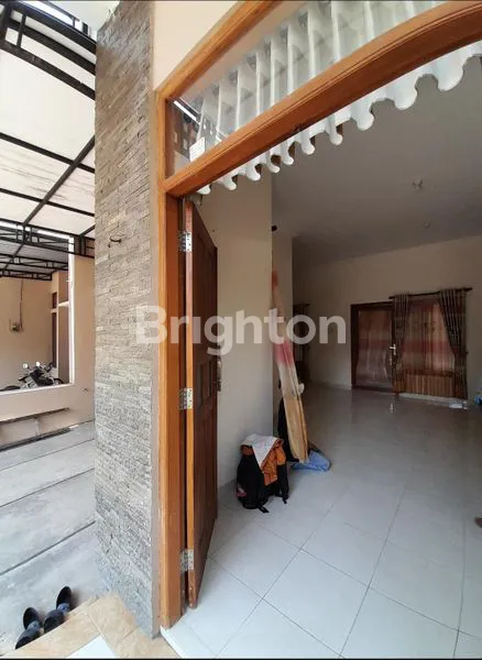 image KARANGANYAR, COLOMADU, RUMAH 2 LANTAI DESAIN MENARIK, AKSES JALAN 2 ARAH COCOK UNTUK RUANG PERKANTORAN MAUPUN TEMPAT TINGGAL, HANYA 10 MENIT KE BANDARA ADI SOEMARMO (2)
