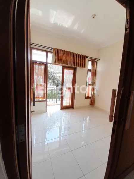 image KARANGANYAR, COLOMADU, RUMAH 2 LANTAI DESAIN MENARIK, AKSES JALAN 2 ARAH COCOK UNTUK RUANG PERKANTORAN MAUPUN TEMPAT TINGGAL, HANYA 10 MENIT KE BANDARA ADI SOEMARMO (3)