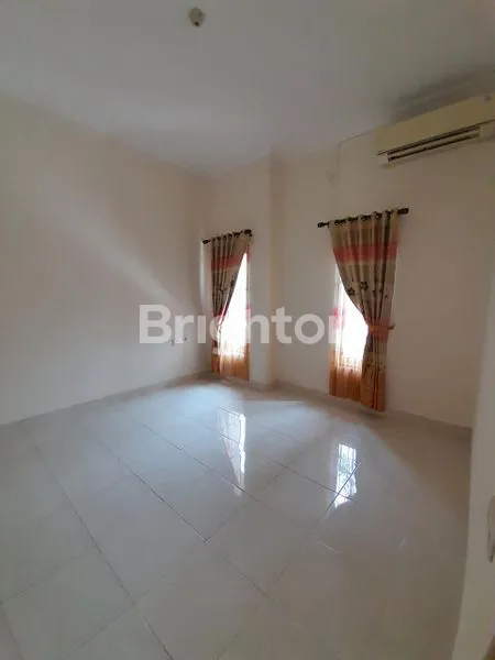 image KARANGANYAR, COLOMADU, RUMAH 2 LANTAI DESAIN MENARIK, AKSES JALAN 2 ARAH COCOK UNTUK RUANG PERKANTORAN MAUPUN TEMPAT TINGGAL, HANYA 10 MENIT KE BANDARA ADI SOEMARMO (5)