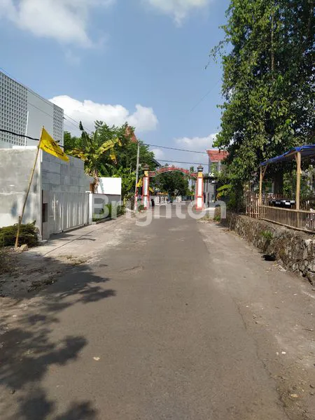 TANAH DI CANDI DUKUH