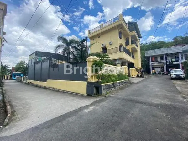 image JUAL RUMAH MEWAH 3 LANTAI TENGAH KOTA SAMARINDA ADA KOLAM RENANGNYA (3)