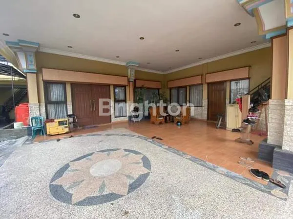 image JUAL RUMAH MEWAH 3 LANTAI TENGAH KOTA SAMARINDA ADA KOLAM RENANGNYA (4)