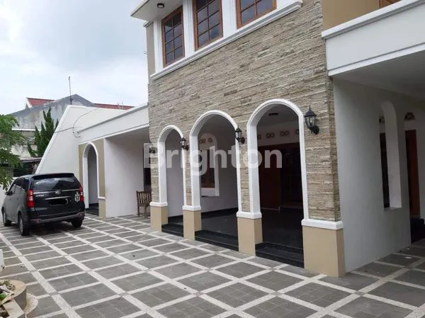 image RUMAH RAWA BELONG, PALMERAH JAKARTA BARAT SEMI LUX, 2 LANTAI, ADA KOLAM RENANG (1)