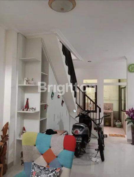 image RUMAH 2,5 LANTAI, RAPI, LOKASI STRATEGIS SIAP HUNI SEMI FURNISH  (2)