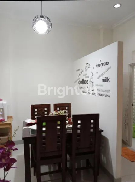 image RUMAH 2,5 LANTAI, RAPI, LOKASI STRATEGIS SIAP HUNI SEMI FURNISH  (3)