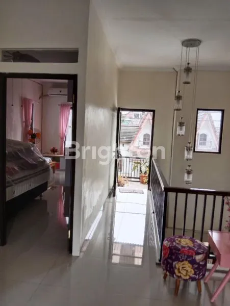 image RUMAH 2,5 LANTAI, RAPI, LOKASI STRATEGIS SIAP HUNI SEMI FURNISH  (7)