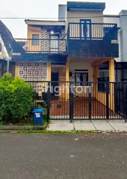 image RUMAH 2,5 LANTAI, RAPI, LOKASI STRATEGIS SIAP HUNI SEMI FURNISH  (1)