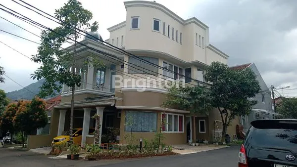 image RUMAH CANTIK DI HOOK SIAP HUNI 2,5 LANTAI CLUSTER TAMAN UDAYANA SENTUL CITY (1)
