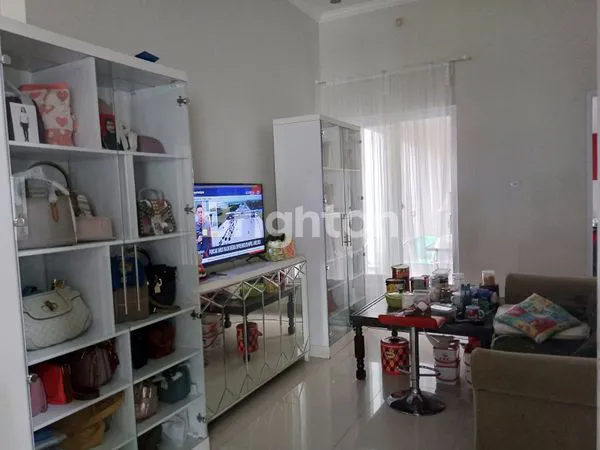 image RUMAH CANTIK DI HOOK SIAP HUNI 2,5 LANTAI CLUSTER TAMAN UDAYANA SENTUL CITY (4)