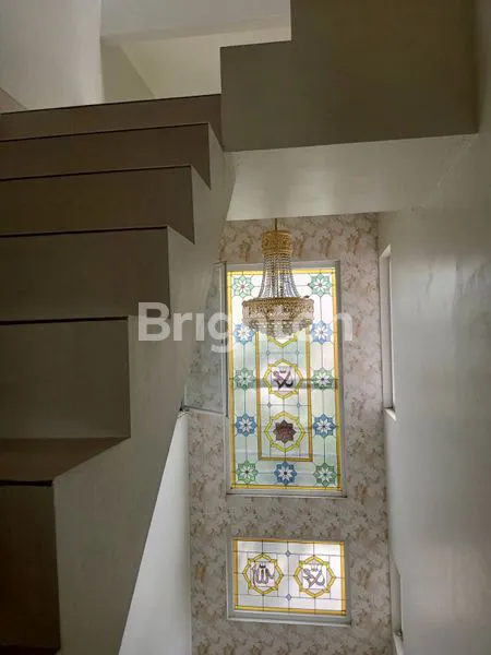 image RUMAH CANTIK DI HOOK SIAP HUNI 2,5 LANTAI CLUSTER TAMAN UDAYANA SENTUL CITY (6)