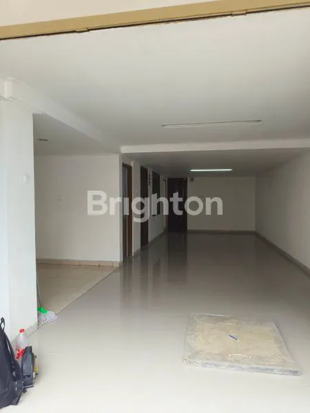 image RUMAH MEWAH 3 LANTAI MODEL CLASSIC MODERN DALAM MINI CLUSTER SEMI FURNISHED TIDAK PERNAH BANJIR DI DURI KEPA DEKAT TANJUNG DUREN (4)