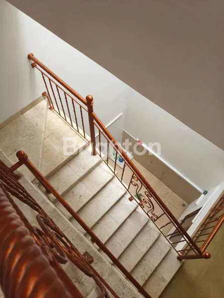 image RUMAH MEWAH 3 LANTAI MODEL CLASSIC MODERN DALAM MINI CLUSTER SEMI FURNISHED TIDAK PERNAH BANJIR DI DURI KEPA DEKAT TANJUNG DUREN (7)