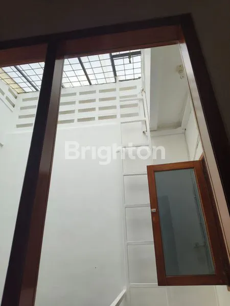 image RUMAH MEWAH 3 LANTAI MODEL CLASSIC MODERN DALAM MINI CLUSTER SEMI FURNISHED TIDAK PERNAH BANJIR DI DURI KEPA DEKAT TANJUNG DUREN (2)