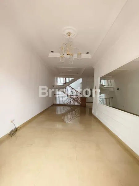 image RUMAH MEWAH 3 LANTAI MODEL CLASSIC MODERN DALAM MINI CLUSTER SEMI FURNISHED TIDAK PERNAH BANJIR DI DURI KEPA DEKAT TANJUNG DUREN (5)