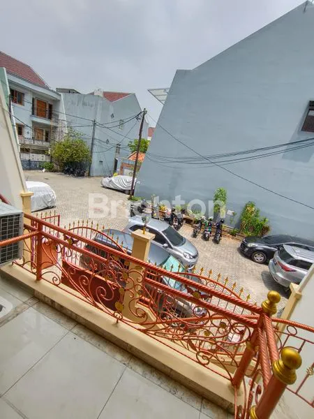 image RUMAH MEWAH 3 LANTAI MODEL CLASSIC MODERN DALAM MINI CLUSTER SEMI FURNISHED TIDAK PERNAH BANJIR DI DURI KEPA DEKAT TANJUNG DUREN (1)