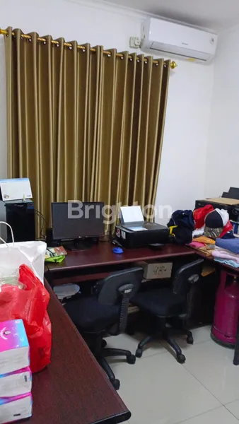 image RUMAH 2.5 LANTAI SIAP HUNI FULL FURNISHED DI KOTA WISATA (8)