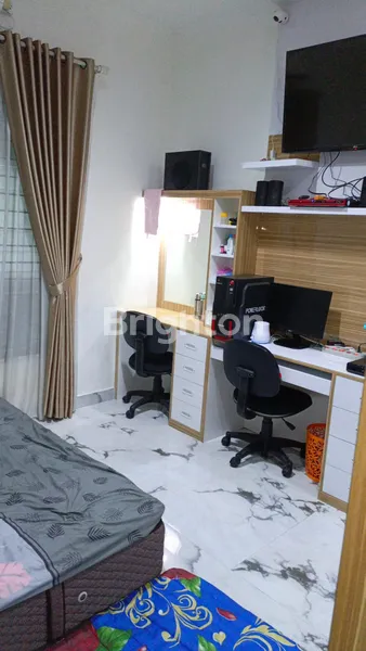 image RUMAH 2.5 LANTAI SIAP HUNI FULL FURNISHED DI KOTA WISATA (2)