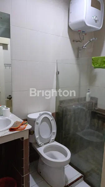 image RUMAH 2.5 LANTAI SIAP HUNI FULL FURNISHED DI KOTA WISATA (3)