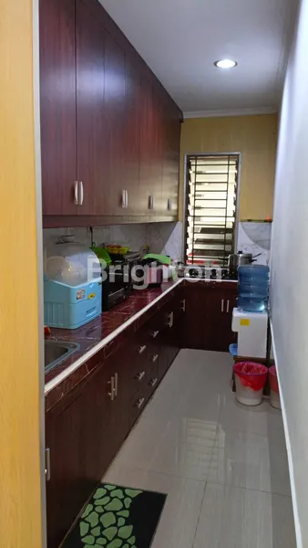 image RUMAH 2.5 LANTAI SIAP HUNI FULL FURNISHED DI KOTA WISATA (4)
