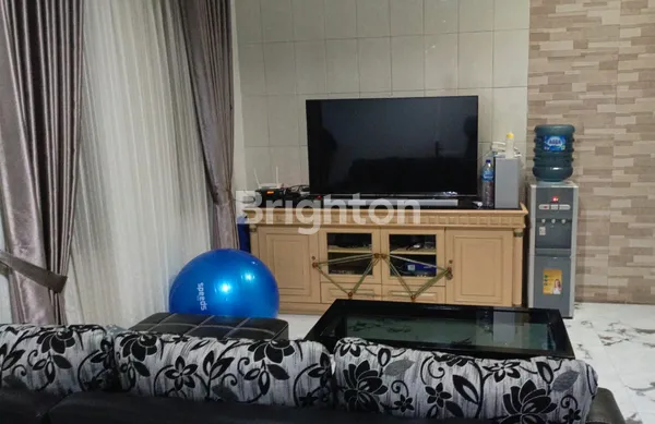 image RUMAH 2.5 LANTAI SIAP HUNI FULL FURNISHED DI KOTA WISATA (5)