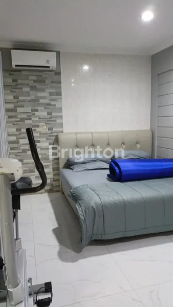 image RUMAH 2.5 LANTAI SIAP HUNI FULL FURNISHED DI KOTA WISATA (6)