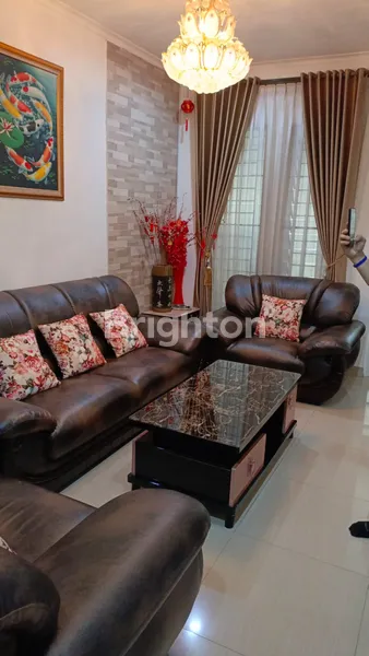 image RUMAH 2.5 LANTAI SIAP HUNI FULL FURNISHED DI KOTA WISATA (7)