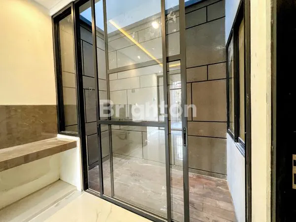 image RUMAH MODERN MINIMALIS 3LANTAI DUKUH KUPANG, DEKAT KE CIPUTRA WORLD (2)
